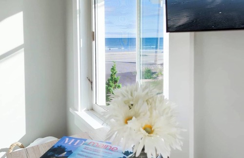 York Beach House | Nubble View - " Ocean Stunner" Stunning views in this luxury beach front rental