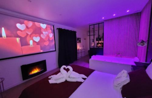 Toulon Apartment | Nuit d'évasion love room avec baignoire balnéothérapie