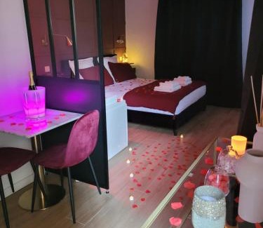Toulon Apartment | Nuit d'évasion love room avec baignoire balnéothérapie