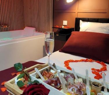 Toulon Apartment | Nuit d'évasion love room avec baignoire balnéothérapie