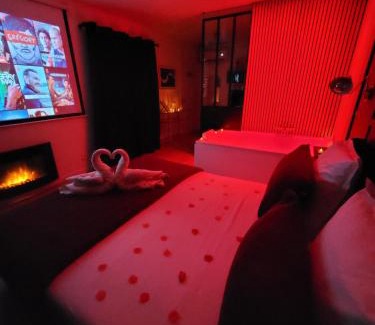 Toulon Apartment | Nuit d'évasion love room avec baignoire balnéothérapie