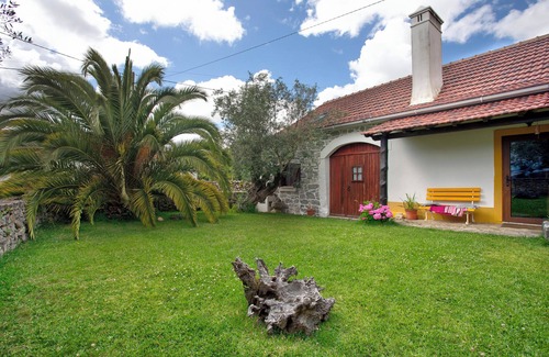Porto de Mos Apartment | Null 'Casa Do Largo - Piso 1' with Shared Terrace, Shared Garden and Wi-Fi