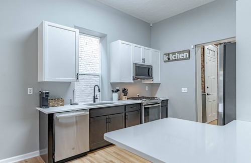 Phoenix Hill House | NuLu Hot Tub Urban Retreat: 2 mins to Downtown/Highlands. 10 mins to Expo/Derby!