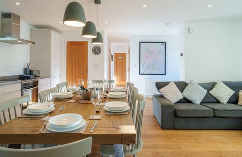 Ambleside House | Number 5 - 4-Bed Bungalow with Parking & Garden