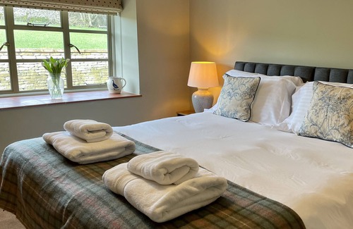 Duntisbourne Abbots Apartment | Nutbeam Cottage: Rustic Charm Meets Modern Luxury in the Cotswolds