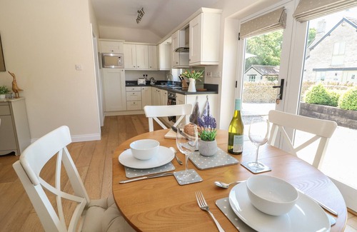 Witney Cottage | NUTCHAT BARN, with a garden in Burford