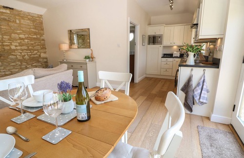Witney Cottage | NUTCHAT BARN, with a garden in Burford