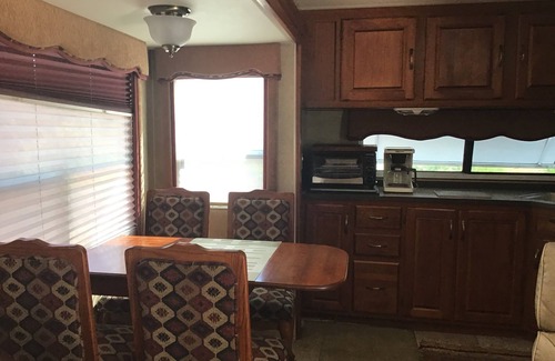 Clay Springs House | Nuviews Glamp Camping.