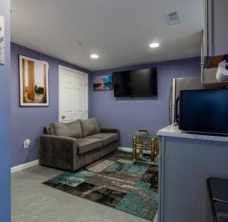 Montpelier Apartment | NYC Living Style in Laurel