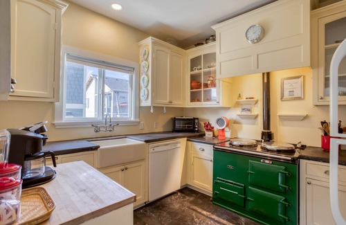 Newport House | Nye Beach 3-Story Victorian has Ocean Views, Beach Nearby, Two Bedrooms