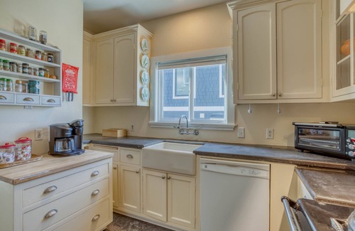 Newport House | Nye Beach 3-Story Victorian has Ocean Views, Beach Nearby, Two Bedrooms