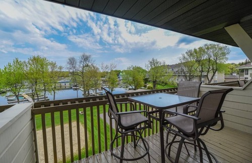 Magog Apartment | O'berge du village C-304- Waterfront