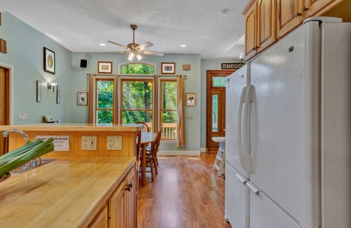 Westlake Corner House | O`Neill`s Getaway - Sleeps 14! Pet-Friendly - Meditation Garden - Pool Table