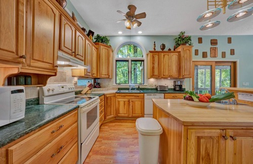 Westlake Corner House | O`Neill`s Getaway - Sleeps 14! Pet-Friendly - Meditation Garden - Pool Table