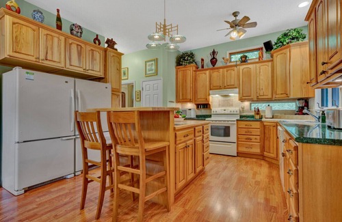 Westlake Corner House | O`Neill`s Getaway - Sleeps 14! Pet-Friendly - Meditation Garden - Pool Table