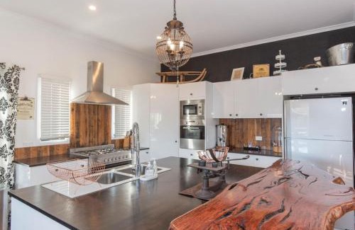 Jindabyne House | Oak and Barrell 7 Twynam Street