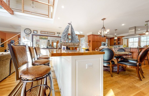 Lagoon Heights House | Oak Bluffs Bliss | Beautiful Getaway | Home Theater