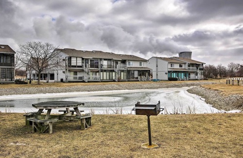 Oak Harbor Condo | Oak Harbor Getaway w/ Private Dock & Grill Access!