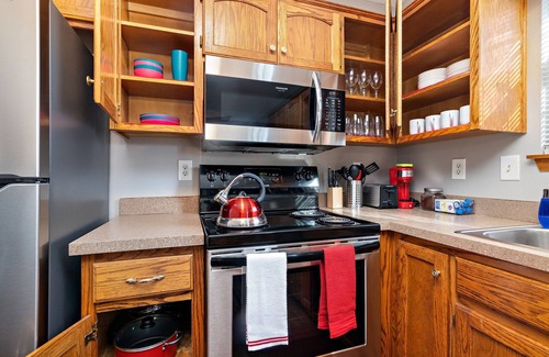 Raymore House | Oak Haven: 3 King Beds + 1 Queen Bed Fast Wi-Fi + FREE Parking - Sleeps 8 People