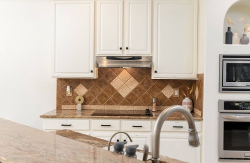 North San Antonio - SAT House | Oak Haven: Comfortable, Spacious Stay Near Airport with Hot Tub