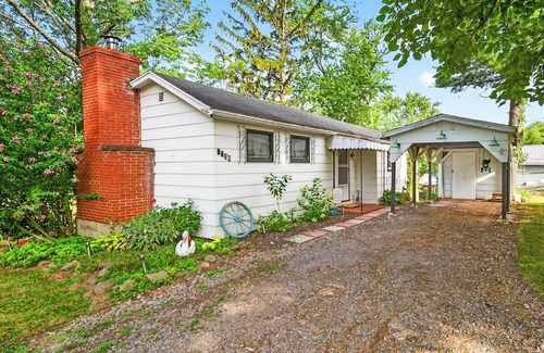 Waterport Cottage | Oak Orchard Creek Cottage Close to Lakes and Nature & Major Cities
