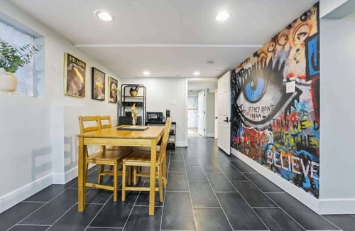 Oak Park House | Oak Park 5bd 2bth sleeps 11 with 3 private parking