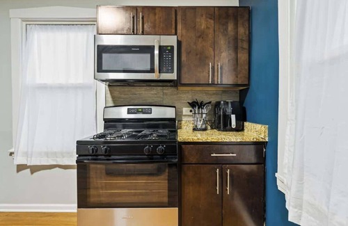 Oak Park House | Oak Park 5bd 2bth sleeps 11 with 3 private parking