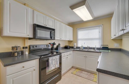 Oak Ridge House | Oak Ridge Retreat w/Porch < 1 Mi to Downtown