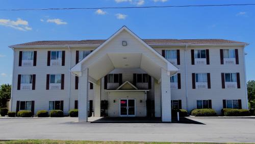 Claxton Hotel | Oak Tree Inn & Suites