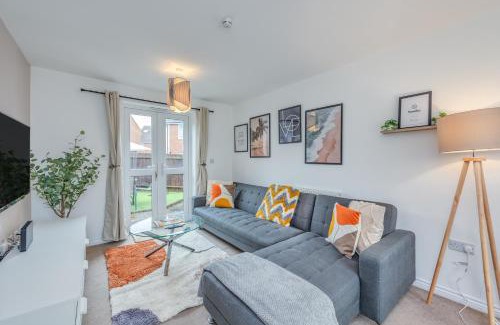 Haversham House | Oakbridge House - 6 mins drive to CMK - Free Parking, Fast WiFi, Smart TVs with Sky and Netflix by Yoko Property