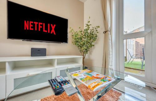 Haversham House | Oakbridge House - 6 mins drive to CMK - Free Parking, Fast WiFi, Smart TVs with Sky and Netflix by Yoko Property