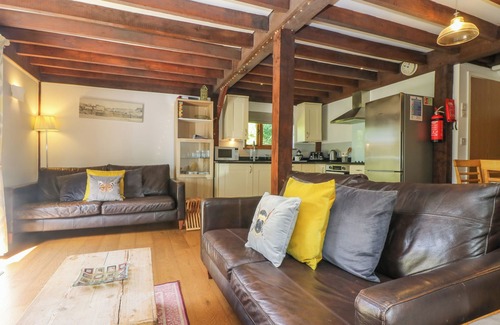 Camelford Cottage | OAKLANDS, pet friendly, with a garden in Camelford