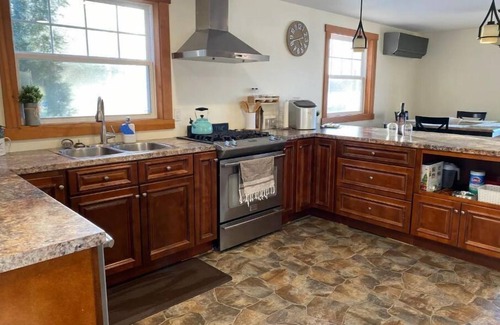 Clare House | Oakleaf Lake Retreat *Serene with Private Hot Tub*