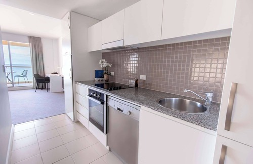 Glenelg Hotel | Oaks Glenelg Plaza Pier Suites