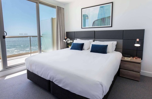 Glenelg Hotel | Oaks Glenelg Plaza Pier Suites