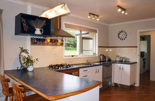 Oakura Villa | Oakura Retreat with Private Deck