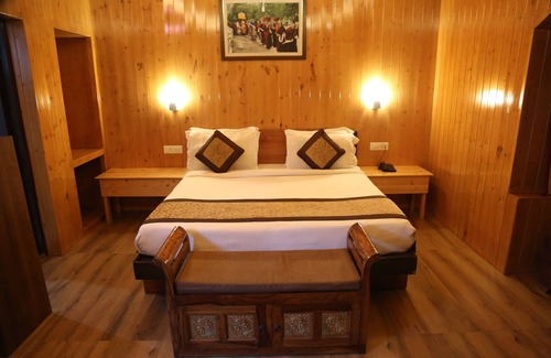 Kandaghat Hotel | Oakwood Hamlet Resort - Shoghi - Shimla