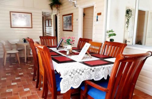 Tambo House | Oakwood House - Entire house rental - 4 bedrooms with Netflix and WiFi