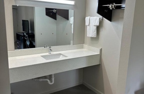 Oakdale Hotel | Oakwood Inn
