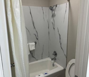 Oakdale Hotel | Oakwood Inn