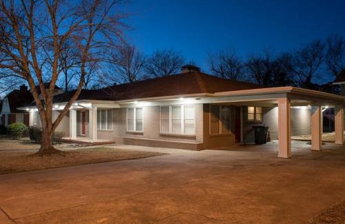 Hot Springs House | Oakwood Manor - Steps to Oaklawn, minutes to Downtown, Lakes, More