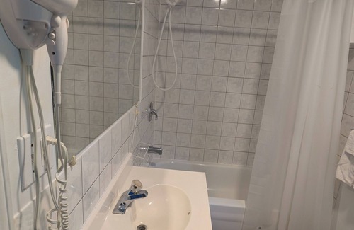 Gravenhurst Hotel | Oakwood Motel