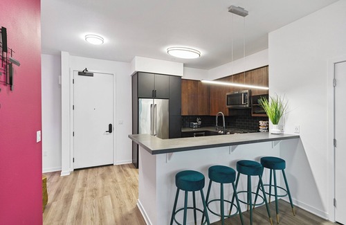 Los Angeles Hotel | Oasis 2BD/2BA near WeHo w/Parking, W/D, & Fitness