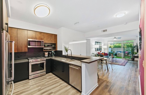 Los Angeles Hotel | Oasis 2BD/2BA near WeHo w/Parking, W/D, & Fitness