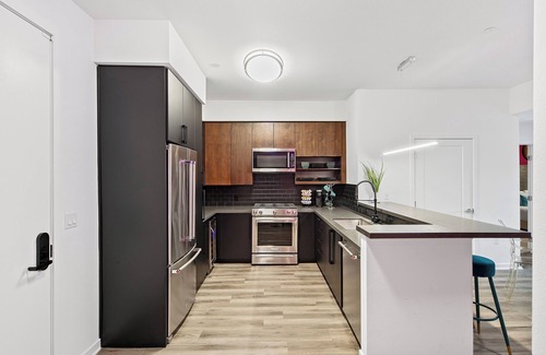 Los Angeles Hotel | Oasis 2BD/2BA near WeHo w/Parking, W/D, & Fitness