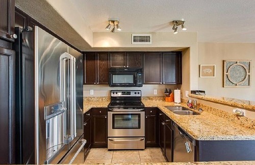 The Islands House | Oasis Lakefront home! Private eco-friendly electric boat, hot tub, kayak & pool