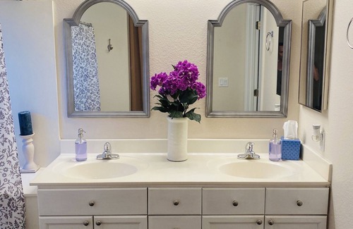 The Islands House | Oasis Lakefront home! Private eco-friendly electric boat, hot tub, kayak & pool