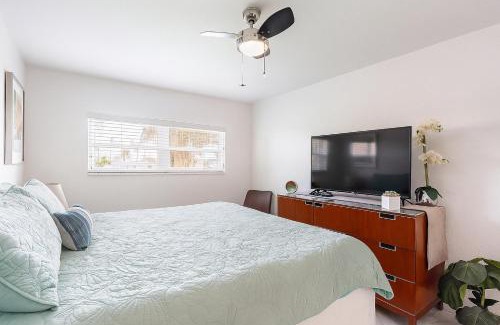 Capri Isle Apartment | Oasis Waterfront Treasure Island Apartment with Patio Dock and Johns Pass