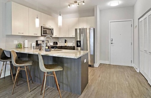 Forestview Apartment | OB257 Luxurious 1BR Apt in Oakbrook