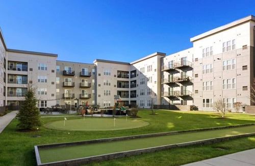 Forestview Apartment | OB257 Luxurious 1BR Apt in Oakbrook